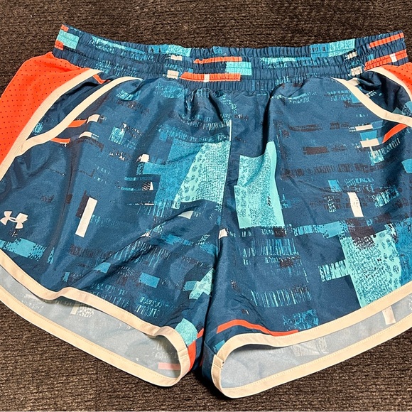 Women’s under Armour athletic shorts. Size large - Picture 2 of 3